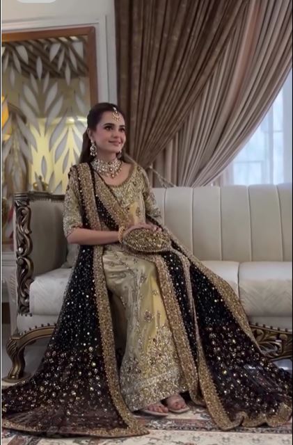 Pista Hand-Embroidered 4-Piece Set