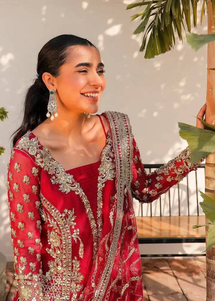 Saira Shakira - Cayenne - Neckline