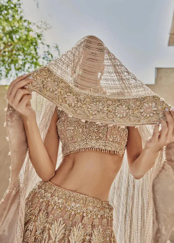 Saira Shakira - Emel - Closeup 